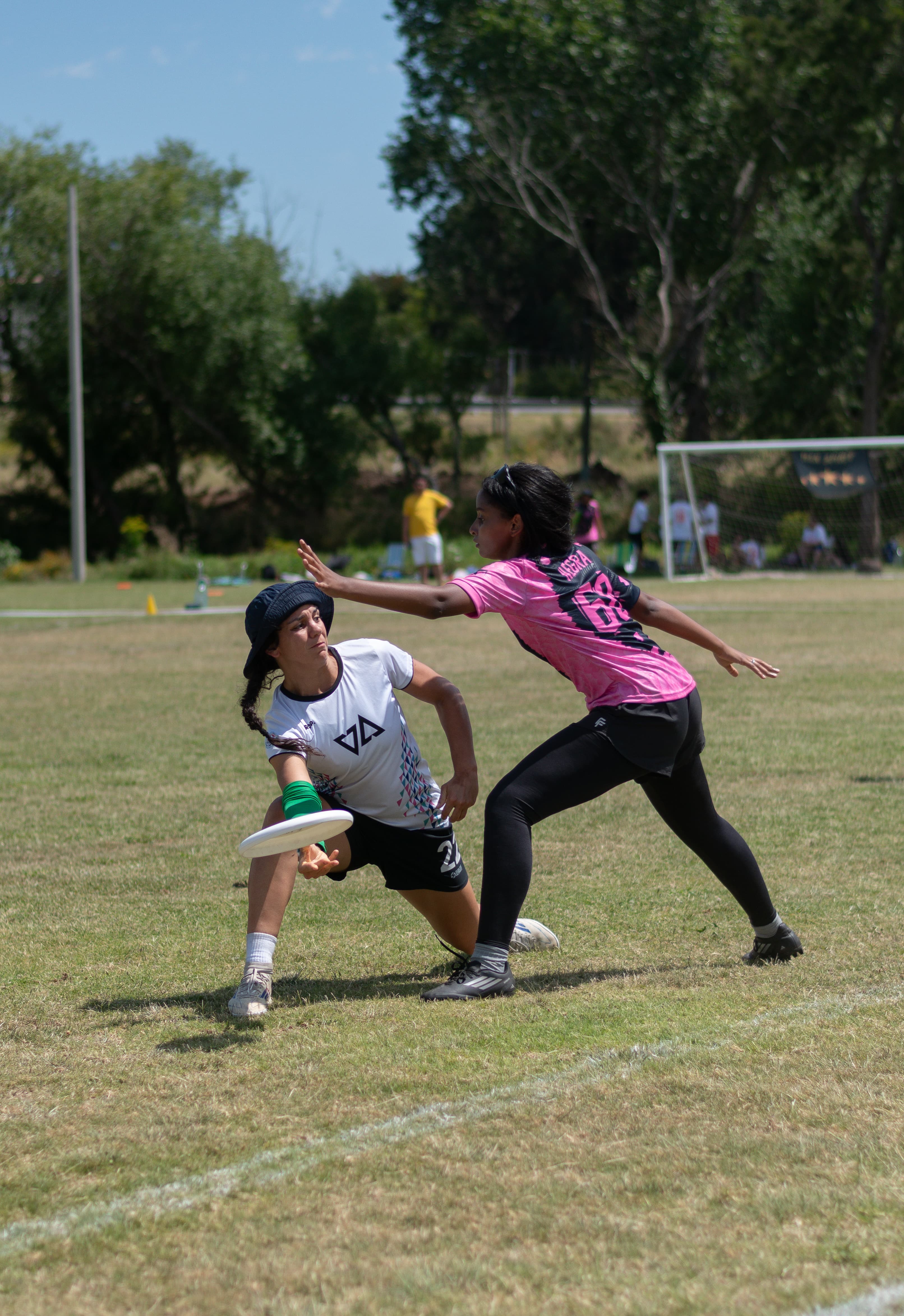 Jugadoras de ultimate frisbee en acción defensiva