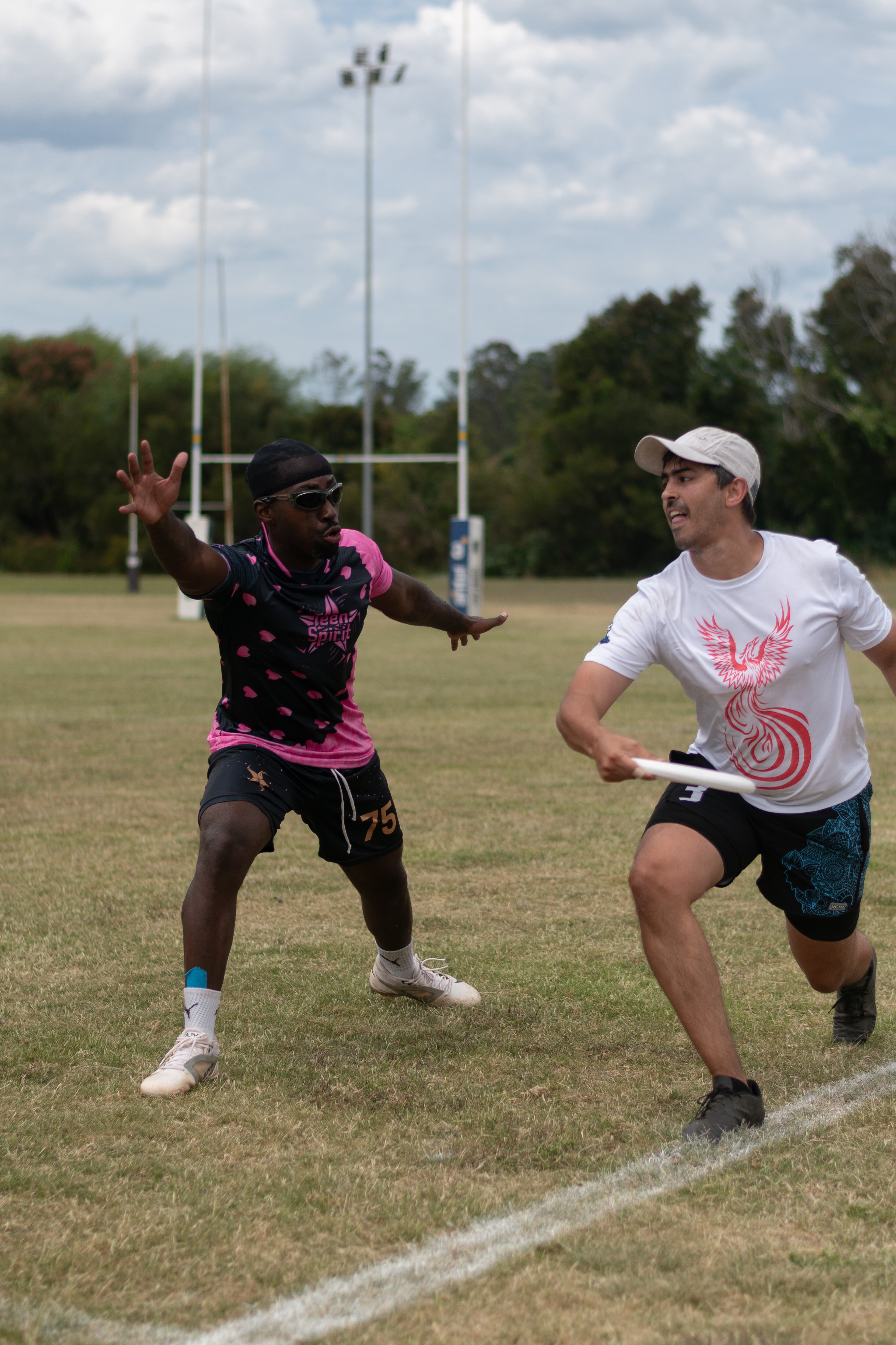 Jugadores de ultimate frisbee disputando el disco en la cancha
